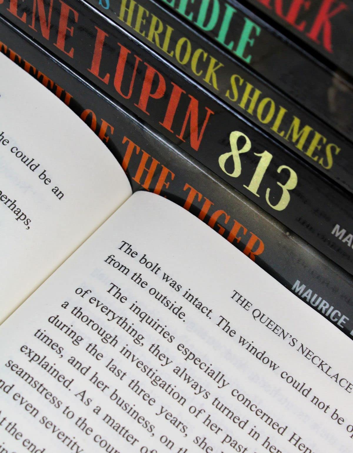 Inside page spread from an Arsène Lupin paperback showing chapter text