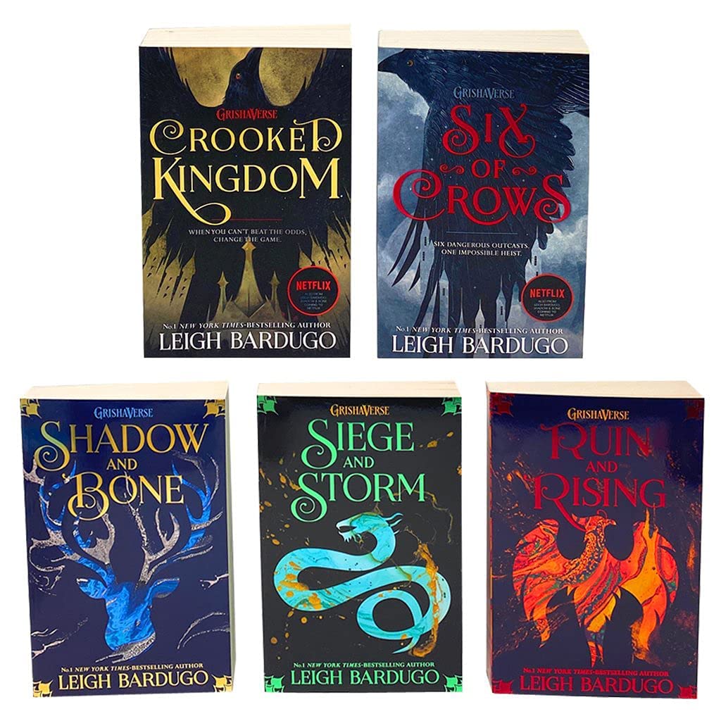 Back cover and spines of the Grishaverse 5 book paperback set by Leigh Bardugo, displaying all five titles fanned out together